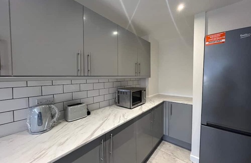 Selhurst Casa | Your perfect Croydon base- Newly renovated, Ultra convenient 2 bedroom house