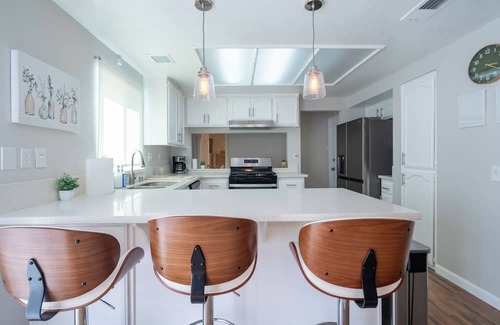 Lancaster Casa | Spacious 4-bedroom house with WiFi and AC in Lancaster