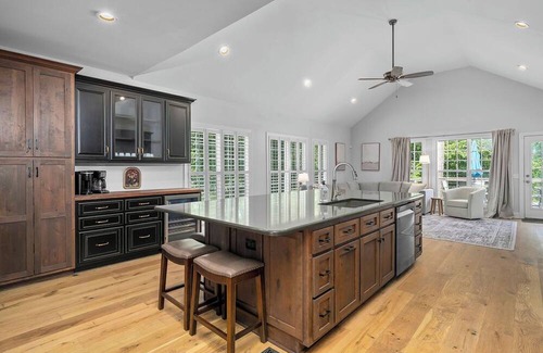 Double Springs Casa | Welcome to The Lazy Buoy, a peaceful getaway nestled on the shores of Smith Lake