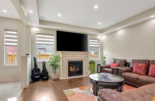 Stouffville Casa | Luxurious Master guest suite w/ office space in Stouffville, Canada