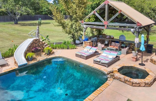 Canton Cabaña | The Brickhouse - Modern Brick House Themed Cottage w/Access to Pool and Hot Tub