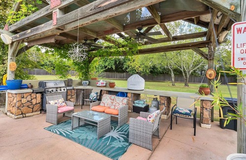 Canton Cabaña | The Brickhouse - Modern Brick House Themed Cottage w/Access to Pool and Hot Tub