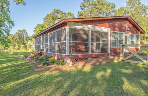 Spring Hill Cabaña | Loch Haven on Harris -Vintage Lakefront Cottage on 20 Private Acres w/Pond