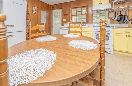 Spring Hill Cabaña | Loch Haven on Harris -Vintage Lakefront Cottage on 20 Private Acres w/Pond