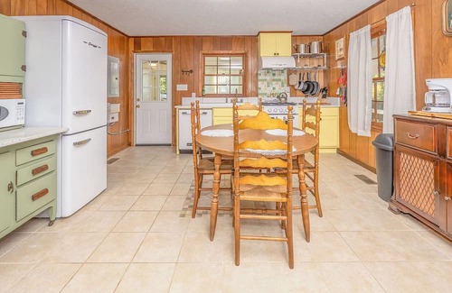 Spring Hill Cabaña | Loch Haven on Harris -Vintage Lakefront Cottage on 20 Private Acres w/Pond