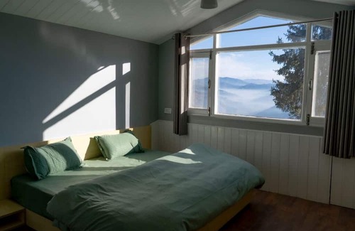 Mashobra Cama Y Desayuno | Homely Attic Room with Sunrise and Forest & Mountain Valley Views