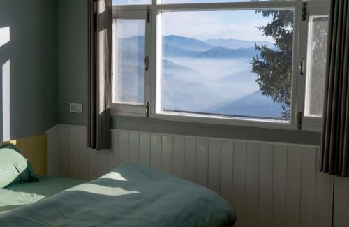 Mashobra Cama Y Desayuno | Homely Attic Room with Sunrise and Forest & Mountain Valley Views