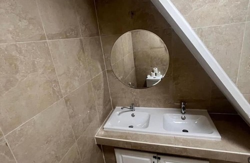 Clydach Casa | 4 Rooms, Private Parking
