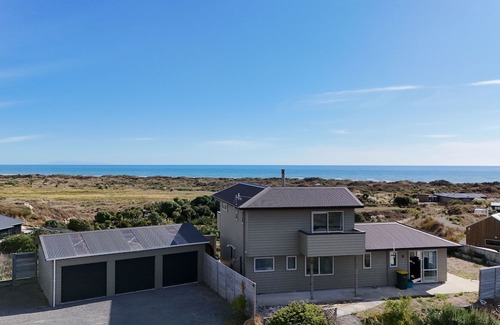 Waikawa Beach Casa | Seamless Serenity : Modern House in Nature's Lap