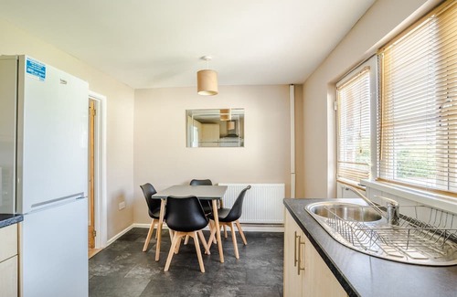 Pontlliw and Tircoed Casa | Parking, Smart TV in Each Room!