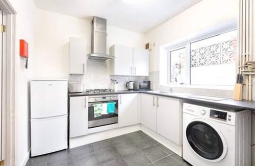 Landore Casa | Free Parking, Spacious Living Room, Garden