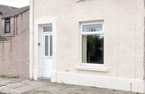 Landore Casa | Free Parking, Spacious Living Room, Garden