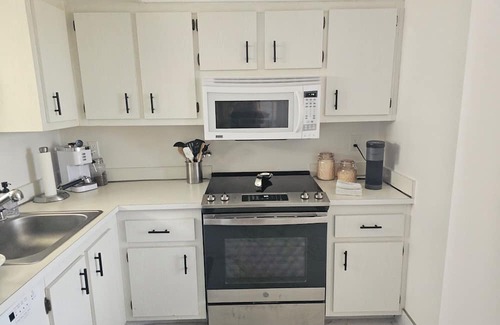 Villages of Oriole Condominio | Renovated Condo...Minutes to beach