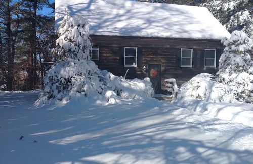 North Carver Cabina | Cozy 2-bedroom cabin in charming Plymouth with AC, WiFi