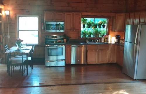 North Carver Cabina | Cozy 2-bedroom cabin in charming Plymouth with AC, WiFi