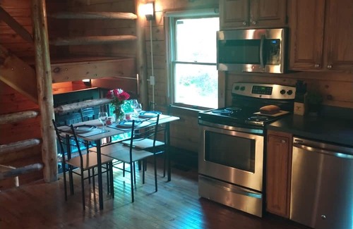North Carver Cabina | Cozy 2-bedroom cabin in charming Plymouth with AC, WiFi