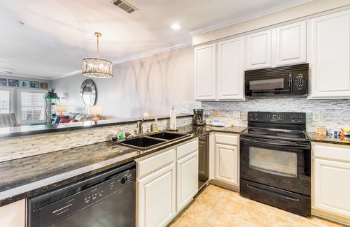 Dadeville Condominio | Pool & Dock Access: Waterfront Dadeville Condo!