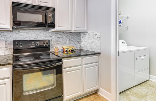 Dadeville Condominio | Pool & Dock Access: Waterfront Dadeville Condo!