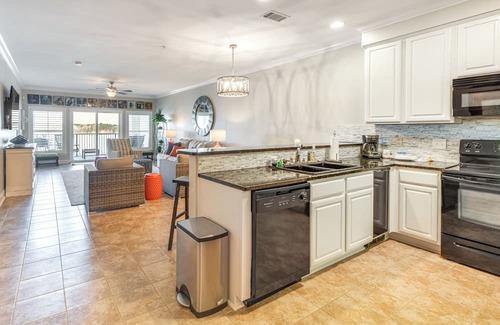 Dadeville Condominio | Pool & Dock Access: Waterfront Dadeville Condo!