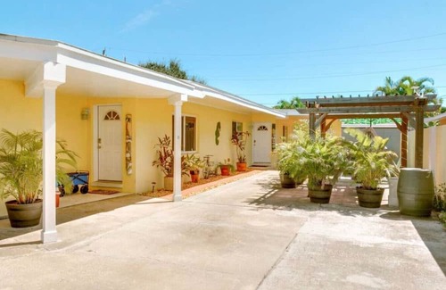 Cocoa Beach Casa | Fiesta Flamingo Cottage: Your Cocoa Beach Paradise with Kayaks & Bikes
