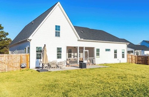Clayton Casa | Family/Dog Friendly Retreat - 1ac Fenced Backyard + Games