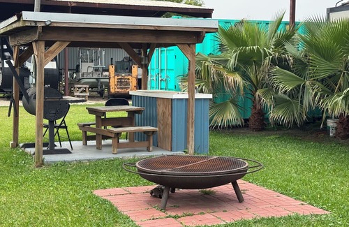 Port Lavaca Casa | Bunk House RV-bedroom RV in fantastic Port O'Connor TX with AC