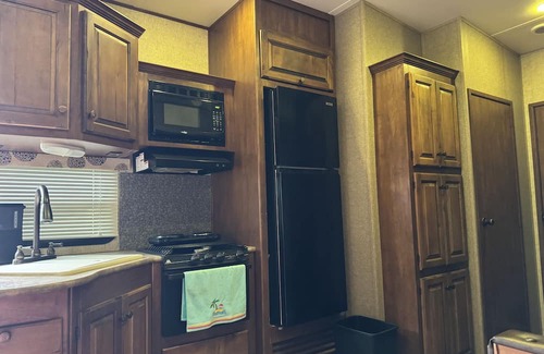Port Lavaca Casa | Bunk House RV-bedroom RV in fantastic Port O'Connor TX with AC