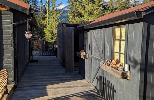 Tete Jaune Cache Cabina | Rustic Mountain Getaway, cozy, couples, mountain views, Mount Robson and Jasper.