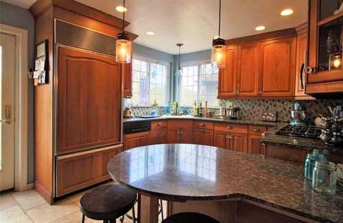 Dark Hollow Woods Casa | Spacious 5-bedroom house in Oakmont with WiFi, AC . 2 blocks from Oakmont C.C.