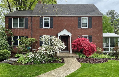 Dark Hollow Woods Casa | Spacious 5-bedroom house in Oakmont with WiFi, AC . 2 blocks from Oakmont C.C.