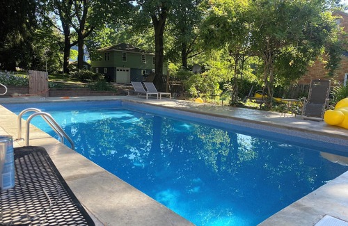 Dark Hollow Woods Casa | Spacious 5-bedroom house in Oakmont with WiFi, AC . 2 blocks from Oakmont C.C.