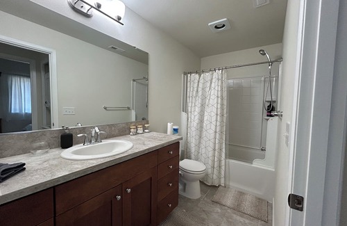 Maple Heights-Lake Desire Casa | Restful townhome with a separate entrance in Renton. Close to lot of amenities.