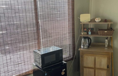 Constant Spring Cama Y Desayuno | Charming B&B with AC, treadmill, WiFi in Soothing Stony Hill close to Manor Pk.