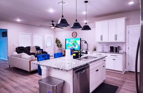 Oklahoma City Casa | 4-bedroom house in fantastic Oklahoma City with AC, fitness room, WiFi