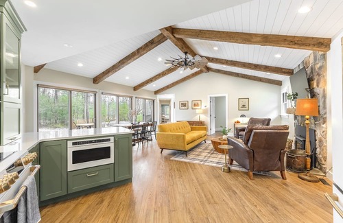 Mattawana Casa | Charming 4-bedroom house on 16+ Acres with Creek, Hiking Trails and Hot Tub