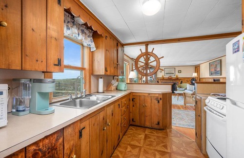 Sagamore Beach Cabaña | Dog-friendly oceanfront 3-Bedroom Cottage with AC and Stunning Views