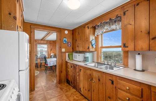 Sagamore Beach Cabaña | Dog-friendly oceanfront 3-Bedroom Cottage with AC and Stunning Views