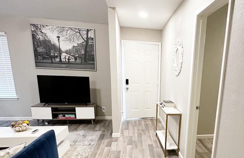 Fort Worth Casa | Ctrl+Alt +Relax - Cozy Work Stay house with WiFi, AC in Fort Worth