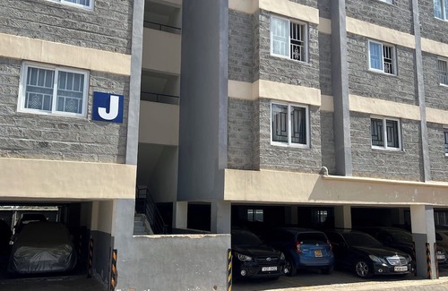 Ongata Rongai Apartamento | Modern 2BR with fast WiFi, elevator, full furnishings, and convenient minimart.