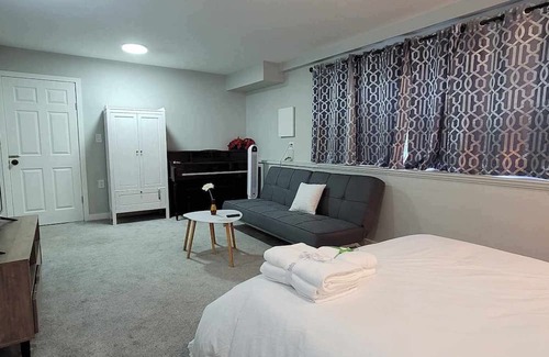 Port Coquitlam Cama Y Desayuno | Charming 2-bedroom bed & breakfast in Port Coquitlam with AC, WiFi