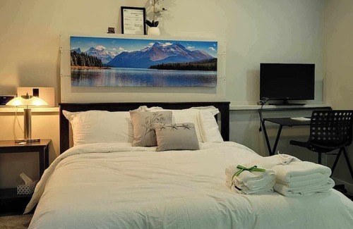 Port Coquitlam Cama Y Desayuno | Charming 2-bedroom bed & breakfast in Port Coquitlam with AC, WiFi
