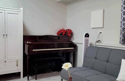 Port Coquitlam Cama Y Desayuno | Charming 2-bedroom bed & breakfast in Port Coquitlam with AC, WiFi