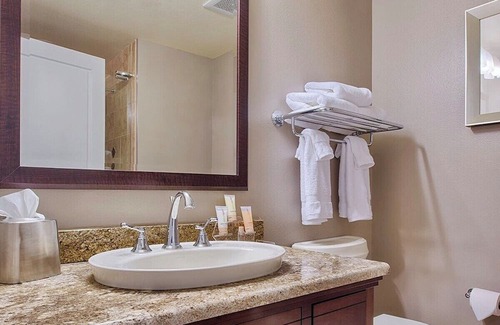 Old Town West Complejo | Oxon Hill Getaway: 2 Bed/2 Bath Apt 34 chars