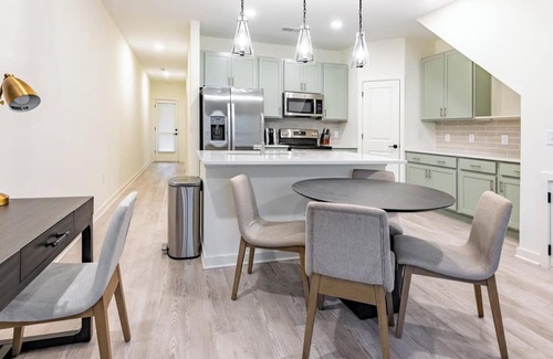 Wilmington Apartamento | Barsala l Brand-new fully furnished 3BD with access to fast Wi-Fi and gym