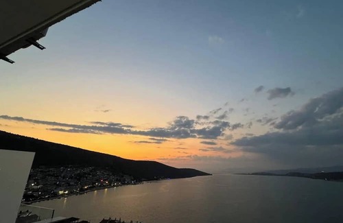 Amfilochia Apartamento | Suite 3 on the Hill - Stunning, Spacious, and Breathtaking Panoramic View