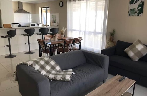 Adelaide Casa | Cozy Getaway retreat-5 bd 2 bath near beach and wineries