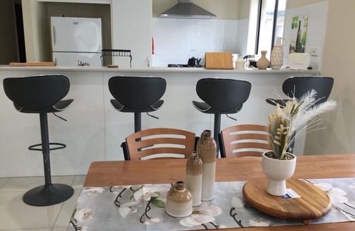 Adelaide Casa | Cozy Getaway retreat-5 bd 2 bath near beach and wineries
