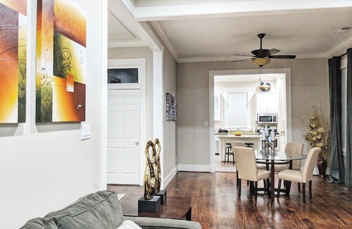 Washington Ave./ Memorial Park Cabaña | Charming 2-bedroom cottage with WiFi, AC in amazing Houston