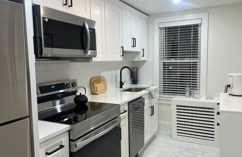Off Broadway Condominio | Charming 1-bedroom condo with WiFi, AC in Newport, Walk to Everything