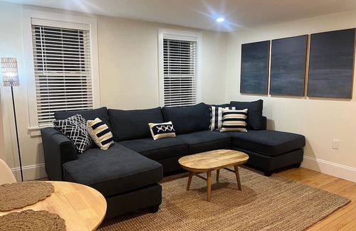 Off Broadway Condominio | Charming 1-bedroom condo with WiFi, AC in Newport, Walk to Everything